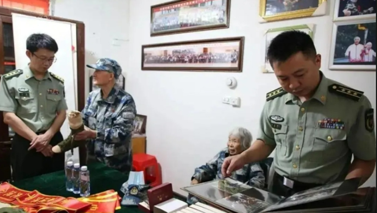 Danh t&iacute;nh của 2 vợ chồng U90 đi gi&agrave;y r&aacute;ch nhưng chuyển khoản tặng hơn 36 tỷ đồng cho ch&iacute;nh quyền khiến cả tỉnh lặng người- Ảnh 1.