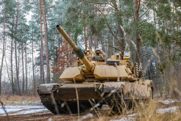 Xe tăng M1A1 Mỹ viện trợ cho Ukraine bị UAV cảm tử xóa sổ trong chiến tranh công nghệ - Ảnh 3.