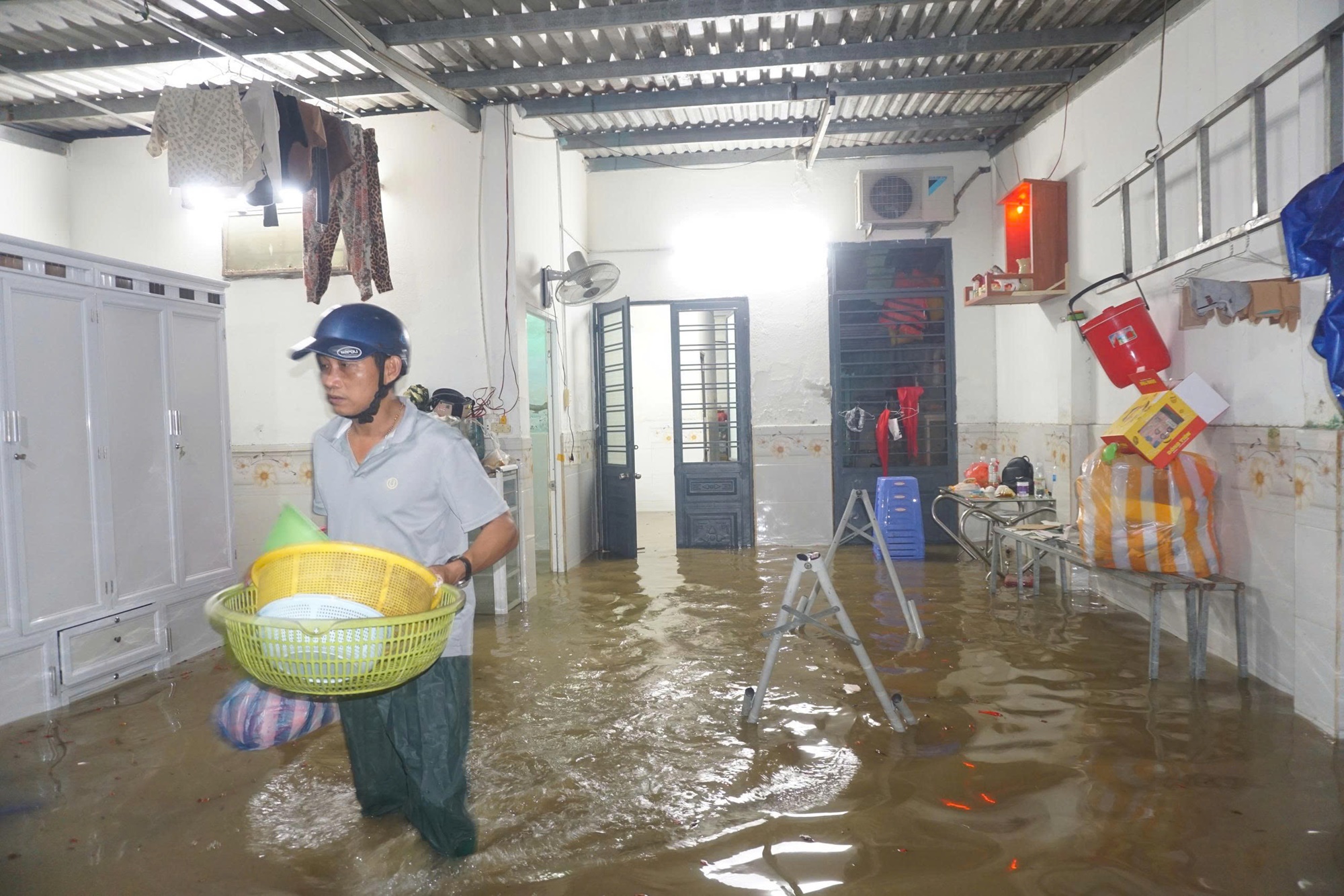 Bão số 1 gây mưa lớn , người dân Đà Nẵng sơ tán khẩn cấp giữa mùa hè - Ảnh 5. Bão số 1 gây mưa lớn , người dân Đà Nẵng sơ tán khẩn cấp giữa mùa hè - Ảnh 5.