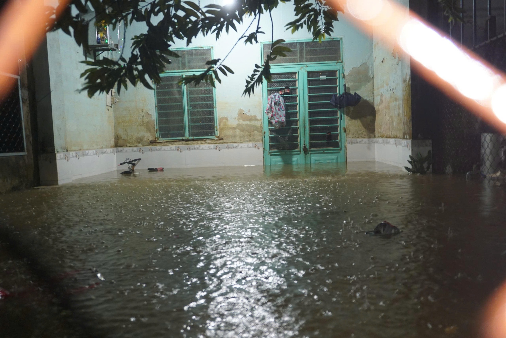 Ảnh hưởng bão số 1: Phố cổ Hội An ngập sâu, sạt lở nhiều điểm đường lên bán đảo Sơn Trà- Ảnh 2.