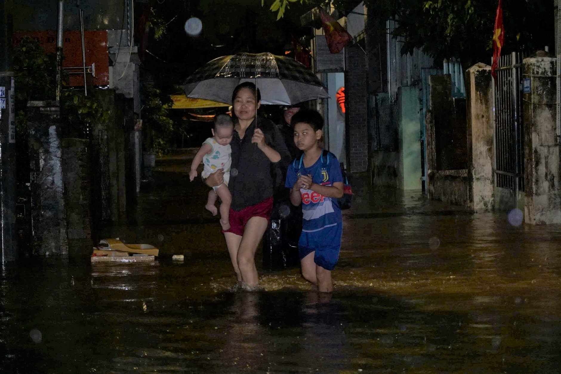 Ảnh hưởng bão số 1: Phố cổ Hội An ngập sâu, sạt lở nhiều điểm đường lên bán đảo Sơn Trà- Ảnh 3.