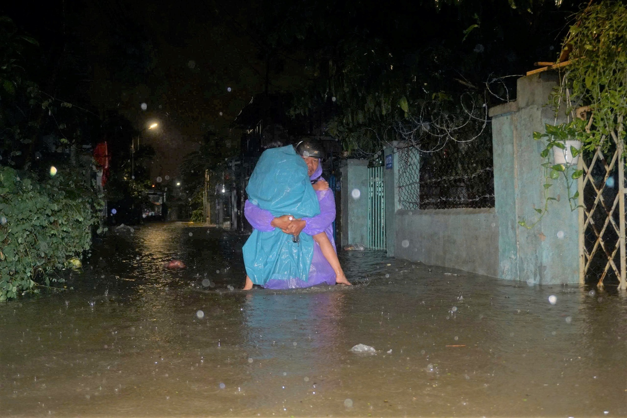 Ảnh hưởng bão số 1: Phố cổ Hội An ngập sâu, sạt lở nhiều điểm đường lên bán đảo Sơn Trà- Ảnh 4.