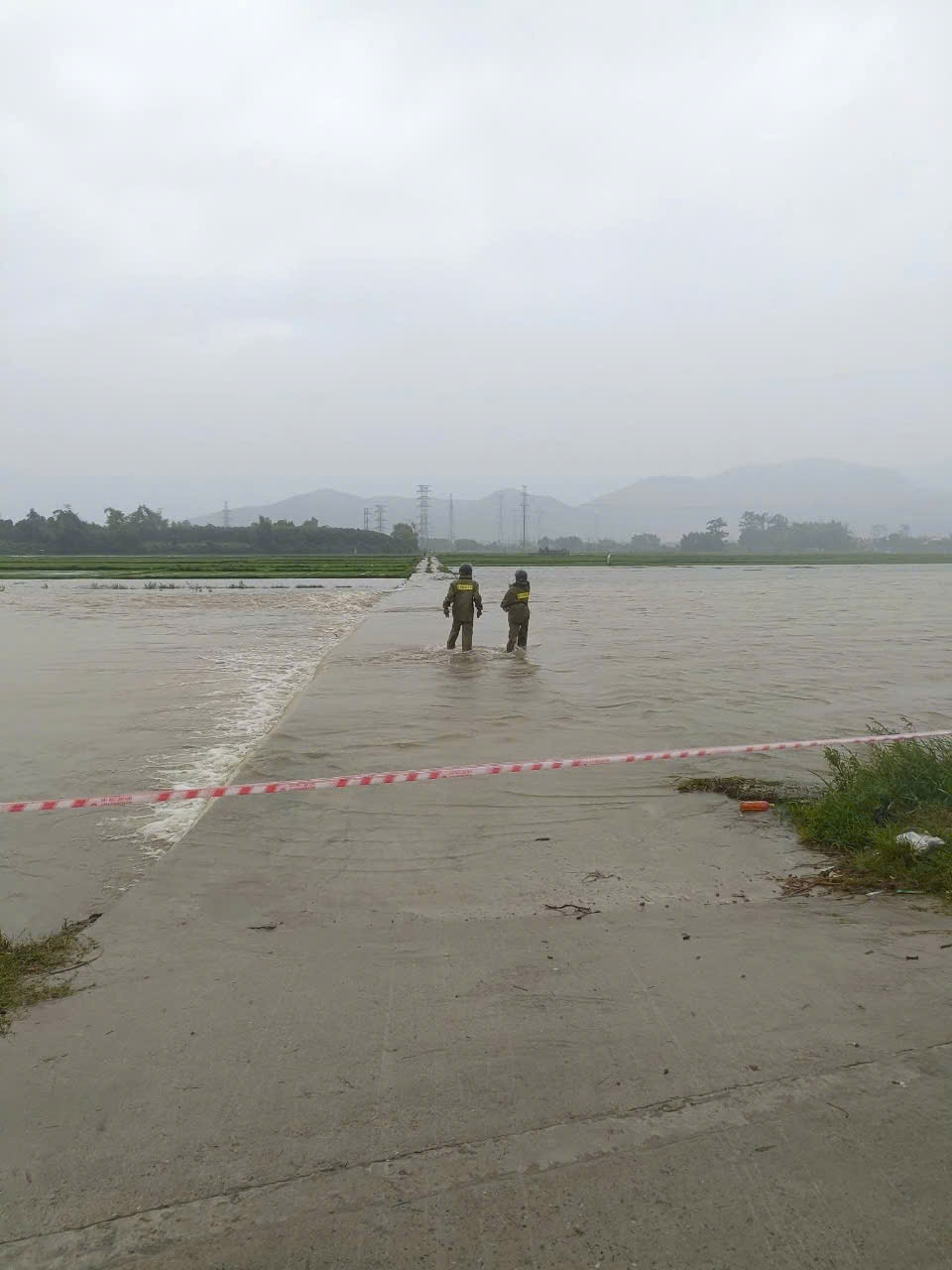 Bão số 1 gây mưa lớn, nước tràn vào nhà dân ở Quảng Nam - Ảnh 2.