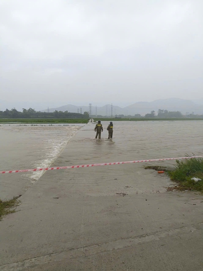 Ảnh hưởng bão số 1: Phố cổ Hội An ngập sâu, sạt lở nhiều điểm đường lên bán đảo Sơn Trà- Ảnh 7.