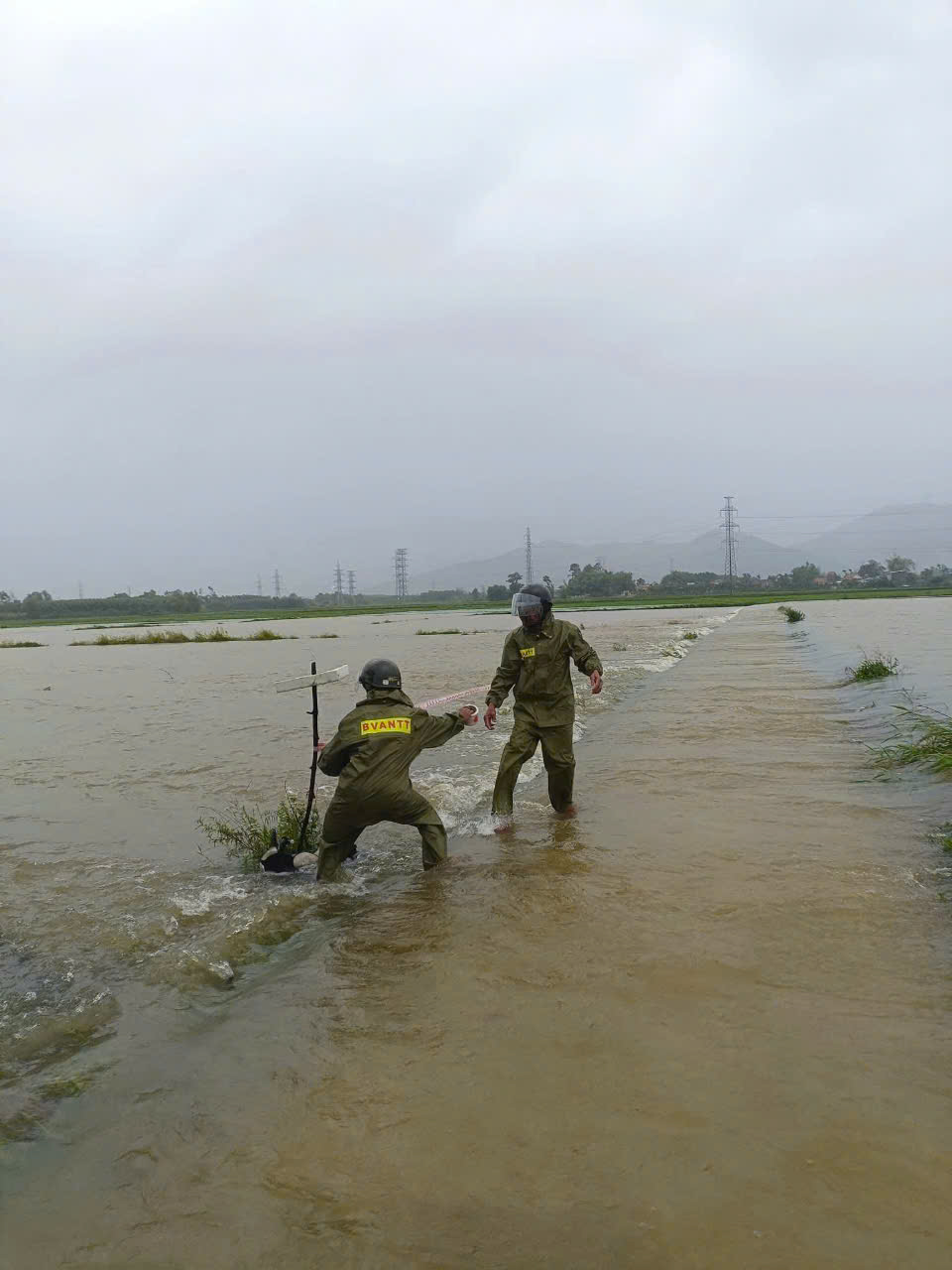 Bão số 1 gây mưa lớn, nước tràn vào nhà dân ở Quảng Nam - Ảnh 3.