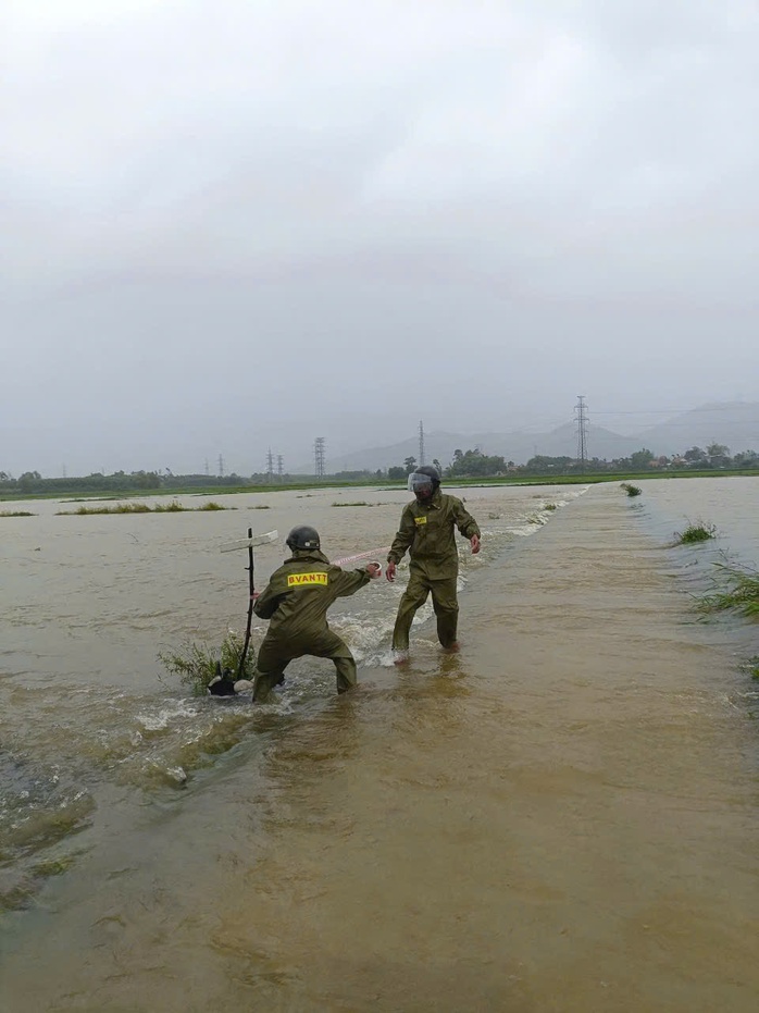 Ảnh hưởng bão số 1: Phố cổ Hội An ngập sâu, sạt lở nhiều điểm đường lên bán đảo Sơn Trà- Ảnh 8.