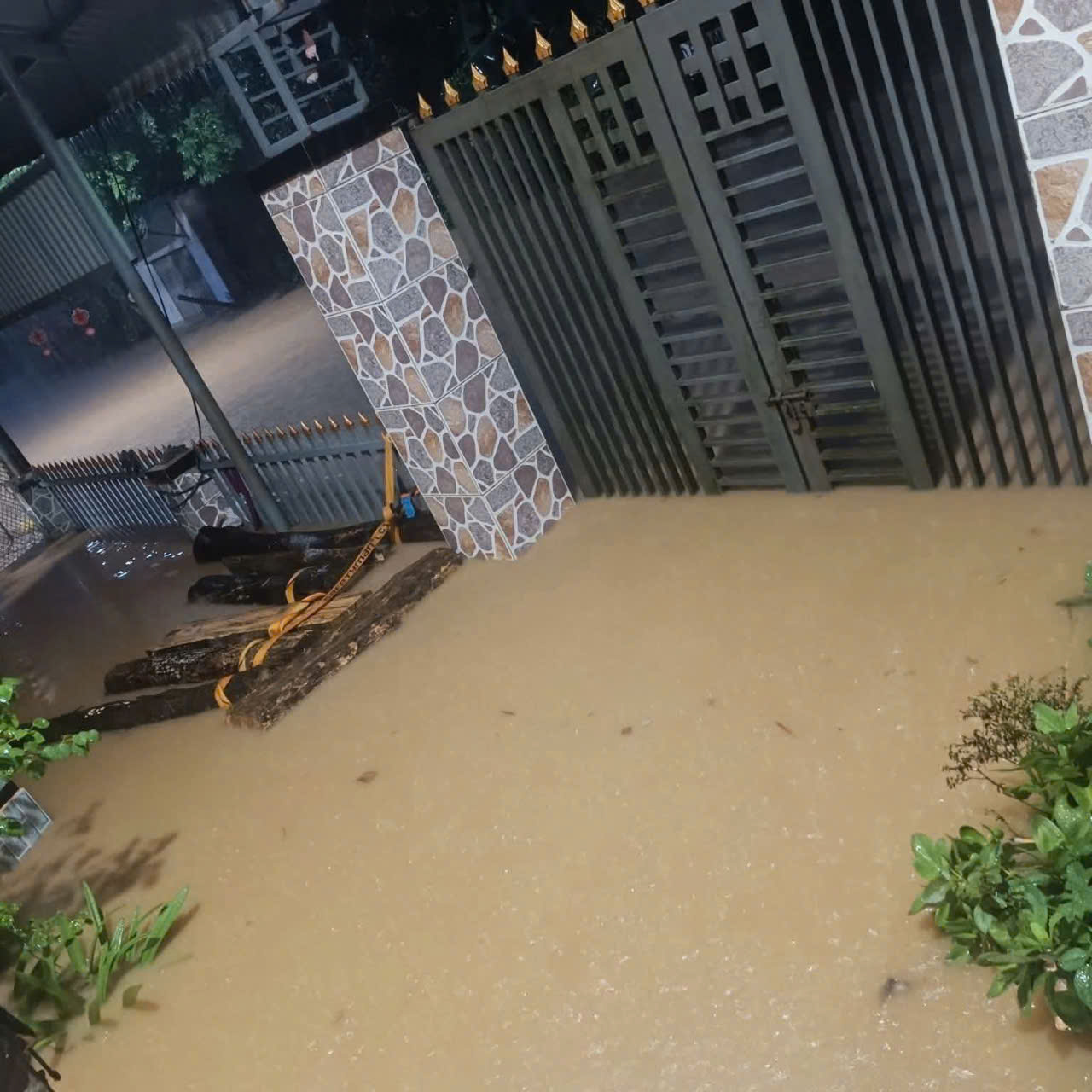 Bão số 1 gây mưa lớn, nước tràn vào nhà dân ở Quảng Nam - Ảnh 4.