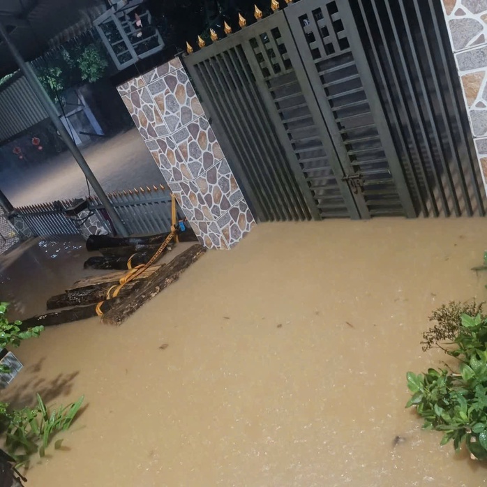 Ảnh hưởng bão số 1: Phố cổ Hội An ngập sâu, sạt lở nhiều điểm đường lên bán đảo Sơn Trà- Ảnh 9.