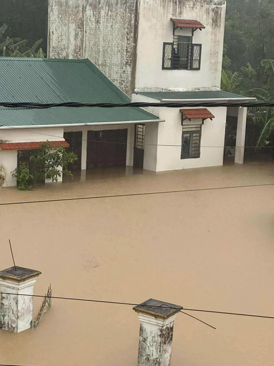 Bão số 1 gây mưa lớn, nước tràn vào nhà dân ở Quảng Nam - Ảnh 6.