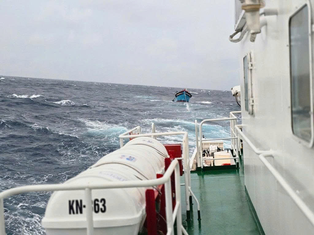 Ảnh hưởng bão số 1: Phố cổ Hội An ngập sâu, sạt lở nhiều điểm đường lên bán đảo Sơn Trà- Ảnh 16.