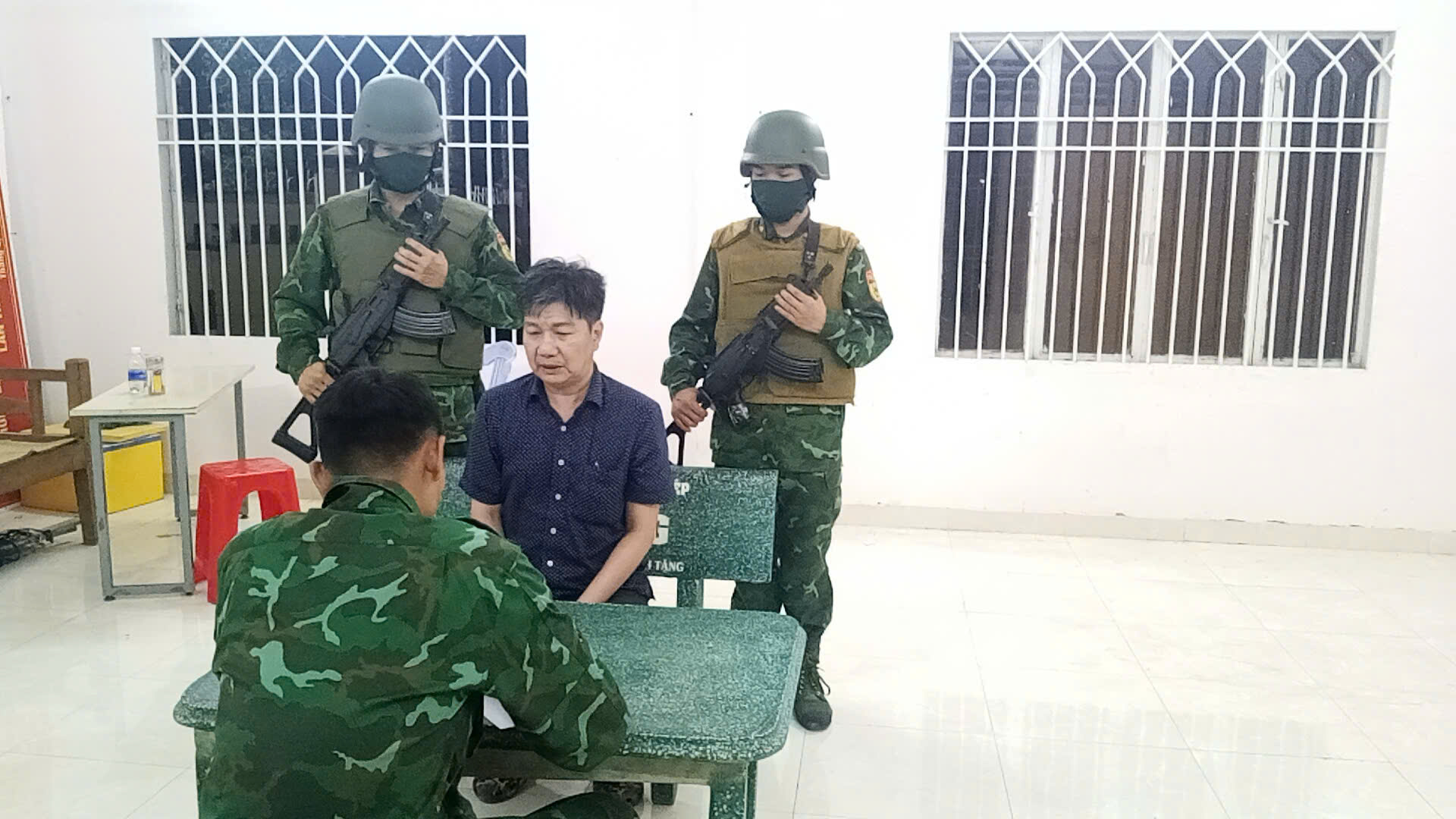 Vụ án Long An: Bắt giữ đối tượng tàng trữ ma túy và vũ khí tại cửa khẩu - Ảnh 6. Vụ án Long An: Bắt giữ đối tượng tàng trữ ma túy và vũ khí tại cửa khẩu - Ảnh 6.