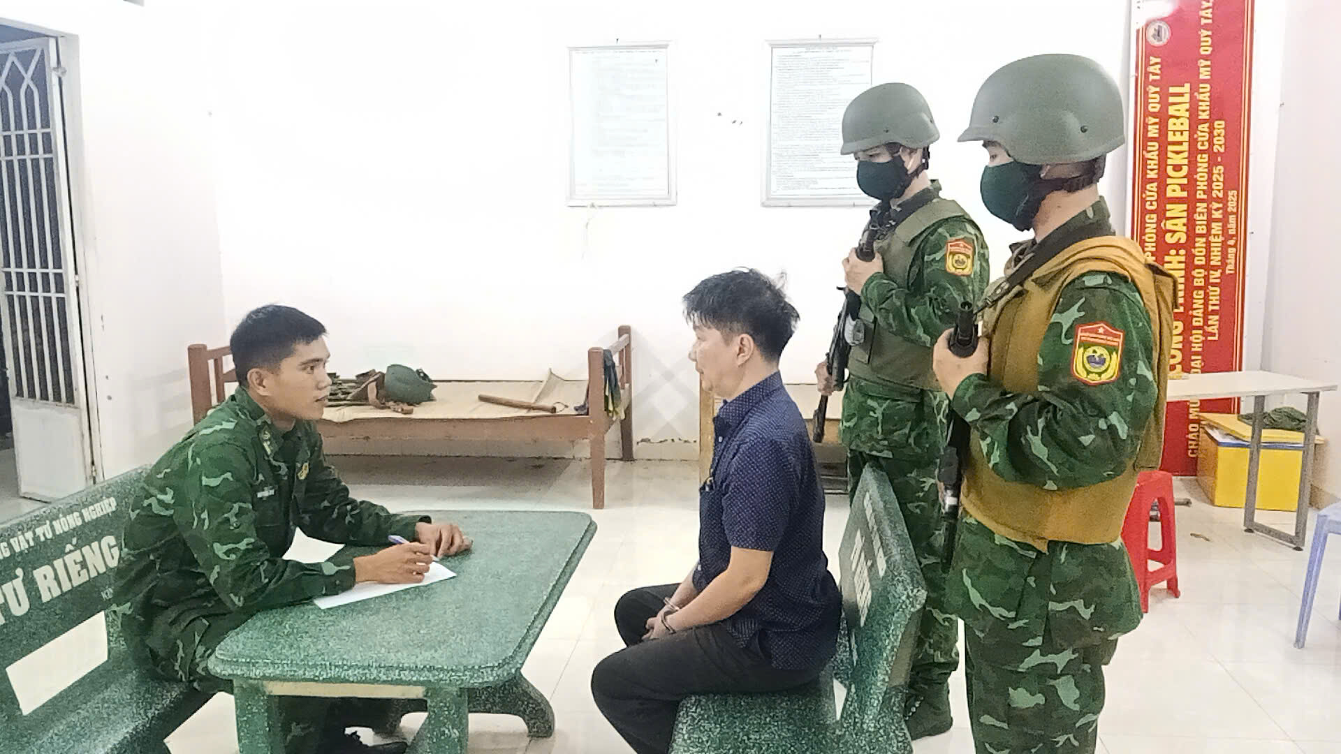 Vụ án Long An: Bắt giữ đối tượng tàng trữ ma túy và vũ khí tại cửa khẩu - Ảnh 7. Vụ án Long An: Bắt giữ đối tượng tàng trữ ma túy và vũ khí tại cửa khẩu - Ảnh 7.