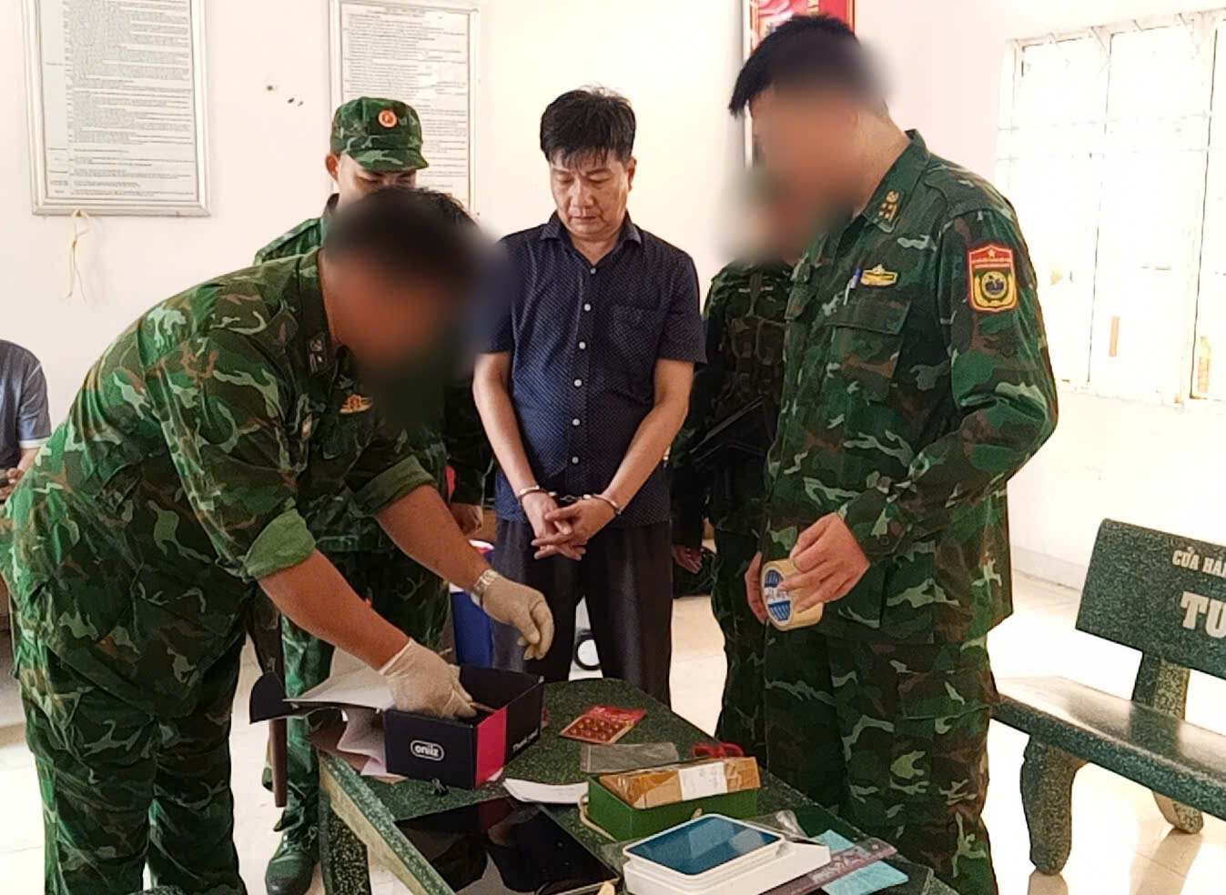 Vụ án Long An: Bắt giữ đối tượng tàng trữ ma túy và vũ khí tại cửa khẩu - Ảnh 8. Vụ án Long An: Bắt giữ đối tượng tàng trữ ma túy và vũ khí tại cửa khẩu - Ảnh 8.