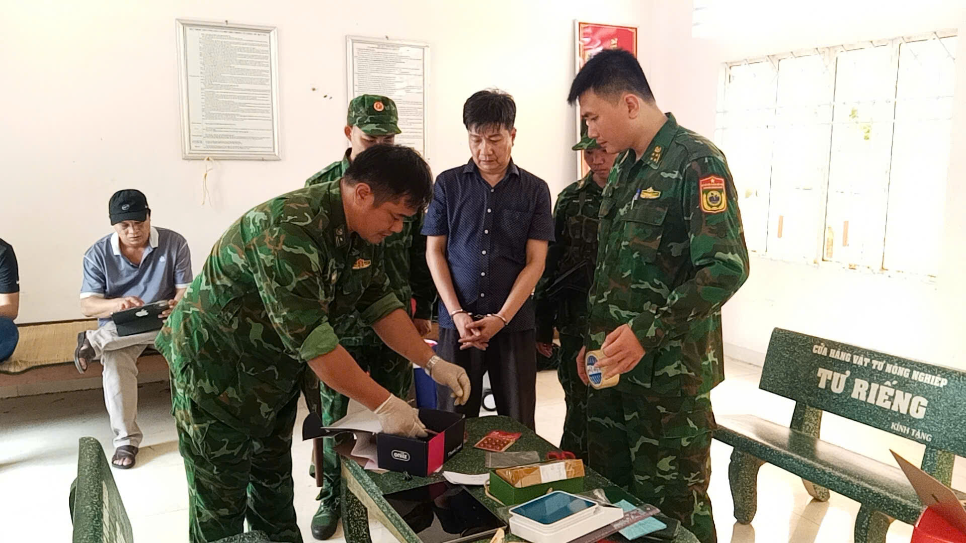 Vụ án Long An: Bắt giữ đối tượng tàng trữ ma túy và vũ khí tại cửa khẩu - Ảnh 9. Vụ án Long An: Bắt giữ đối tượng tàng trữ ma túy và vũ khí tại cửa khẩu - Ảnh 9.