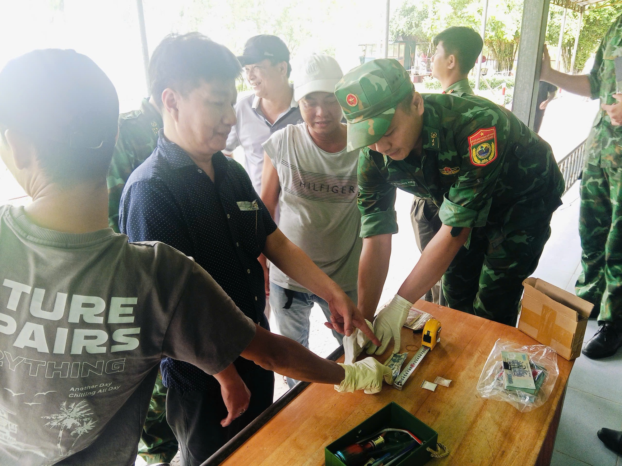 Vụ án Long An: Bắt giữ đối tượng tàng trữ ma túy và vũ khí tại cửa khẩu - Ảnh 10. Vụ án Long An: Bắt giữ đối tượng tàng trữ ma túy và vũ khí tại cửa khẩu - Ảnh 10.