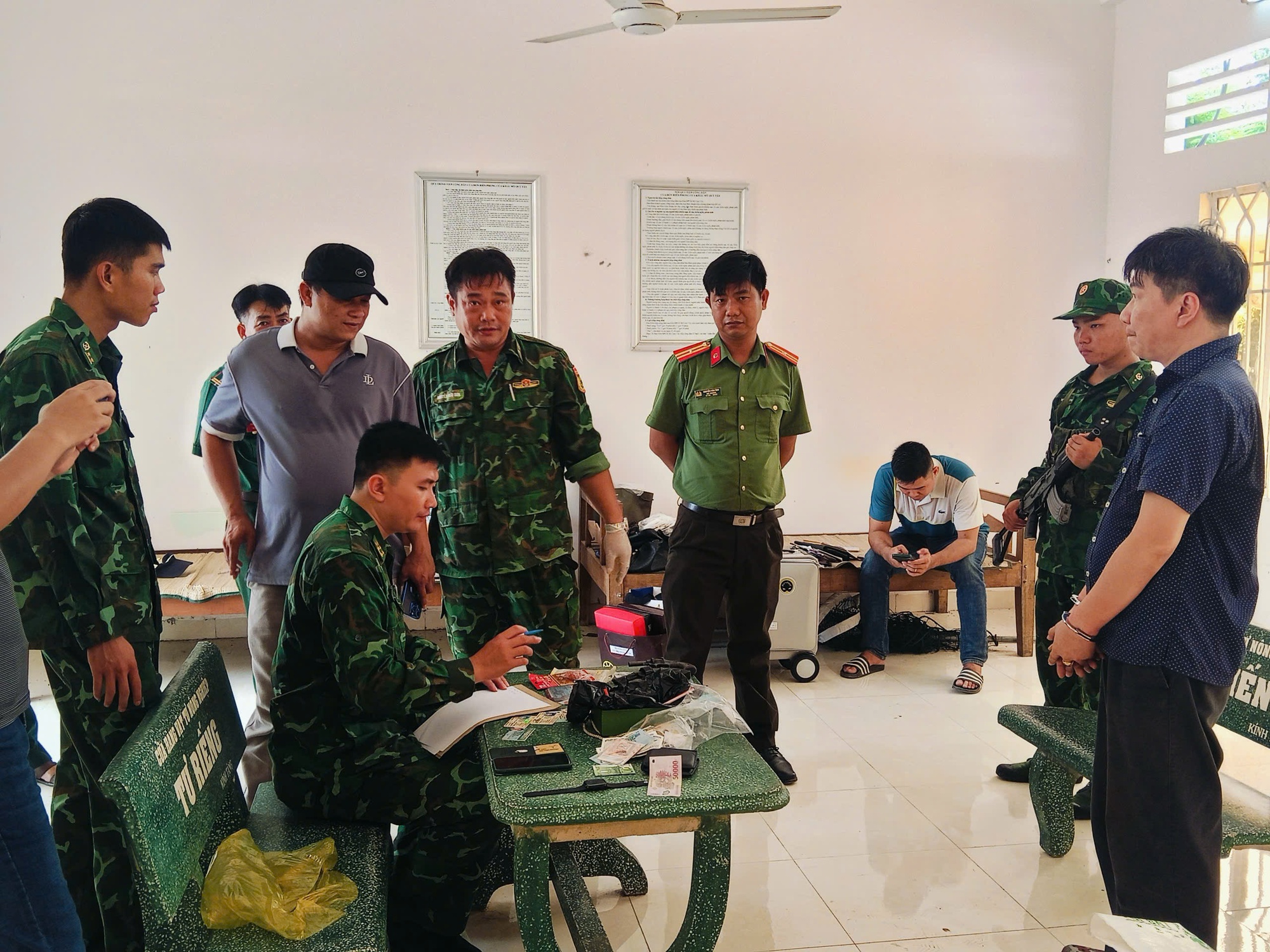 Vụ án Long An: Bắt giữ đối tượng tàng trữ ma túy và vũ khí tại cửa khẩu - Ảnh 12. Vụ án Long An: Bắt giữ đối tượng tàng trữ ma túy và vũ khí tại cửa khẩu - Ảnh 12.