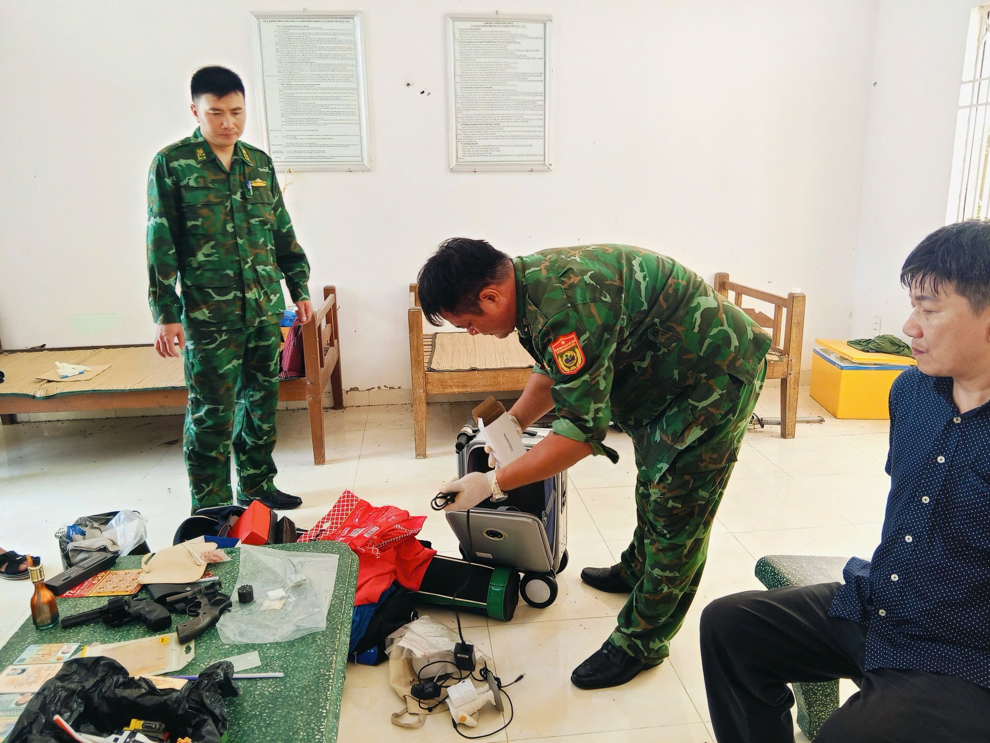 Vụ án Long An: Bắt giữ đối tượng tàng trữ ma túy và vũ khí tại cửa khẩu - Ảnh 13. Vụ án Long An: Bắt giữ đối tượng tàng trữ ma túy và vũ khí tại cửa khẩu - Ảnh 13.