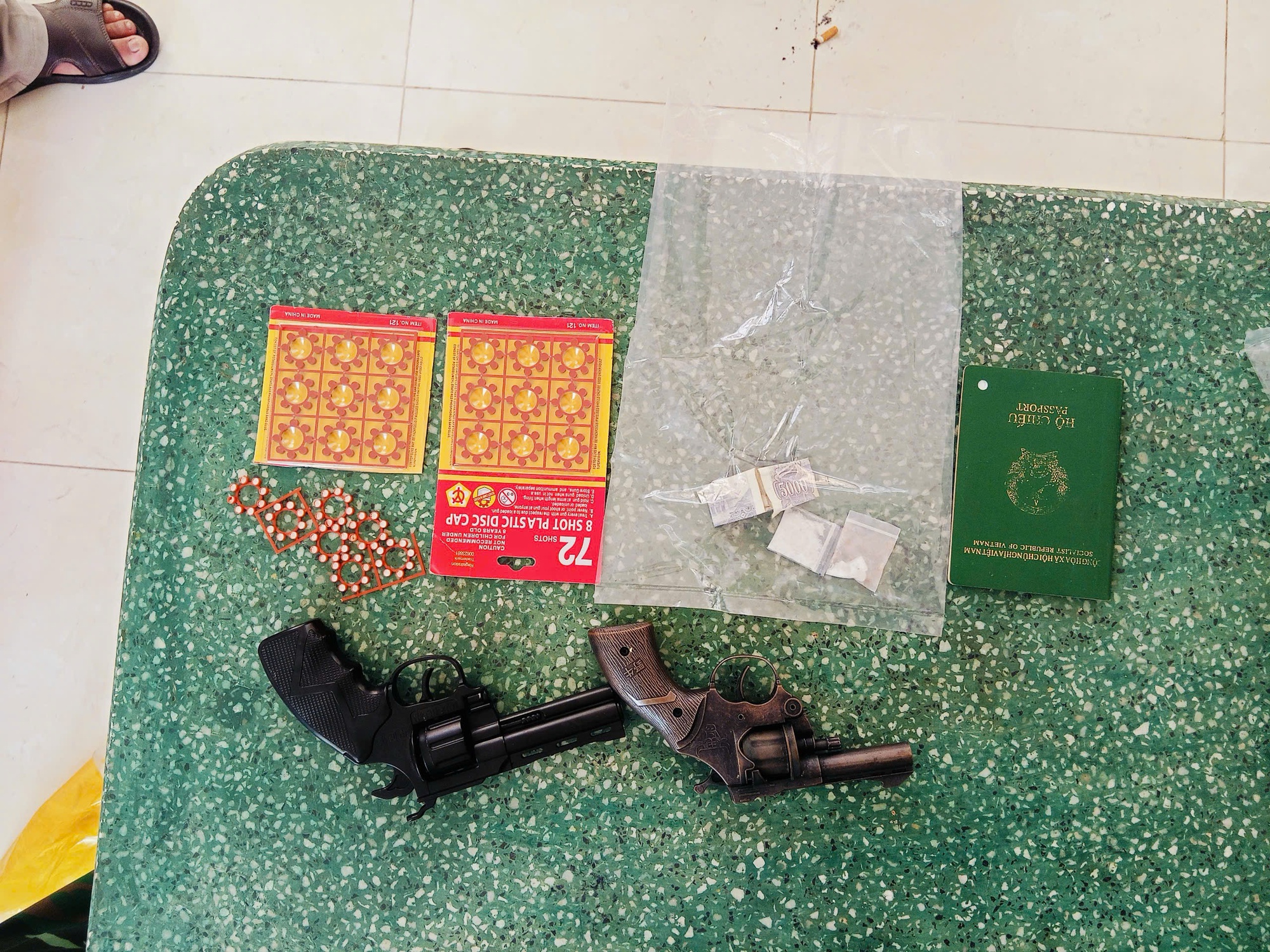 Vụ án Long An: Bắt giữ đối tượng tàng trữ ma túy và vũ khí tại cửa khẩu - Ảnh 14. Vụ án Long An: Bắt giữ đối tượng tàng trữ ma túy và vũ khí tại cửa khẩu - Ảnh 14.