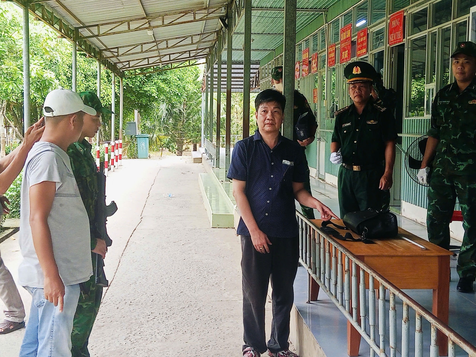 Vụ án Long An: Bắt giữ đối tượng tàng trữ ma túy và vũ khí tại cửa khẩu - Ảnh 15. Vụ án Long An: Bắt giữ đối tượng tàng trữ ma túy và vũ khí tại cửa khẩu - Ảnh 15.