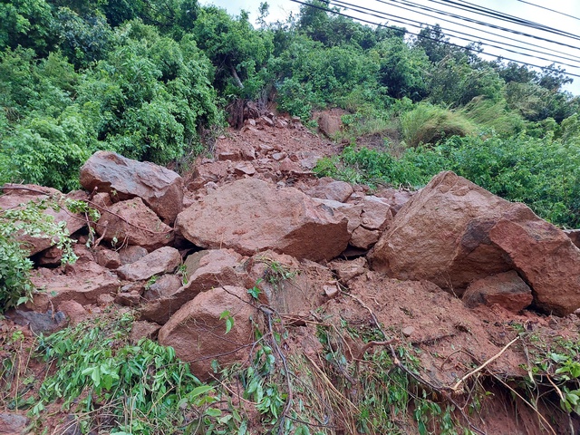 Ảnh hưởng bão số 1: Phố cổ Hội An ngập sâu, sạt lở nhiều điểm đường lên bán đảo Sơn Trà- Ảnh 30.