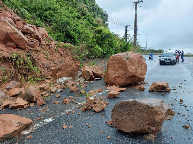 Ảnh hưởng bão số 1: Phố cổ Hội An ngập sâu, sạt lở nhiều điểm đường lên bán đảo Sơn Trà- Ảnh 29.