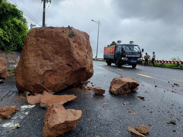 Ảnh hưởng bão số 1: Phố cổ Hội An ngập sâu, sạt lở nhiều điểm đường lên bán đảo Sơn Trà- Ảnh 28.
