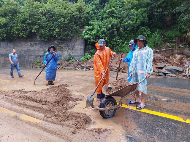 Ảnh hưởng bão số 1: Phố cổ Hội An ngập sâu, sạt lở nhiều điểm đường lên bán đảo Sơn Trà- Ảnh 32.