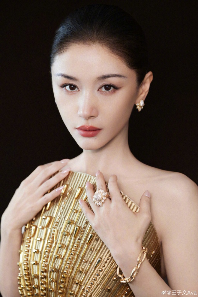 1 nữ diễn viên ngã