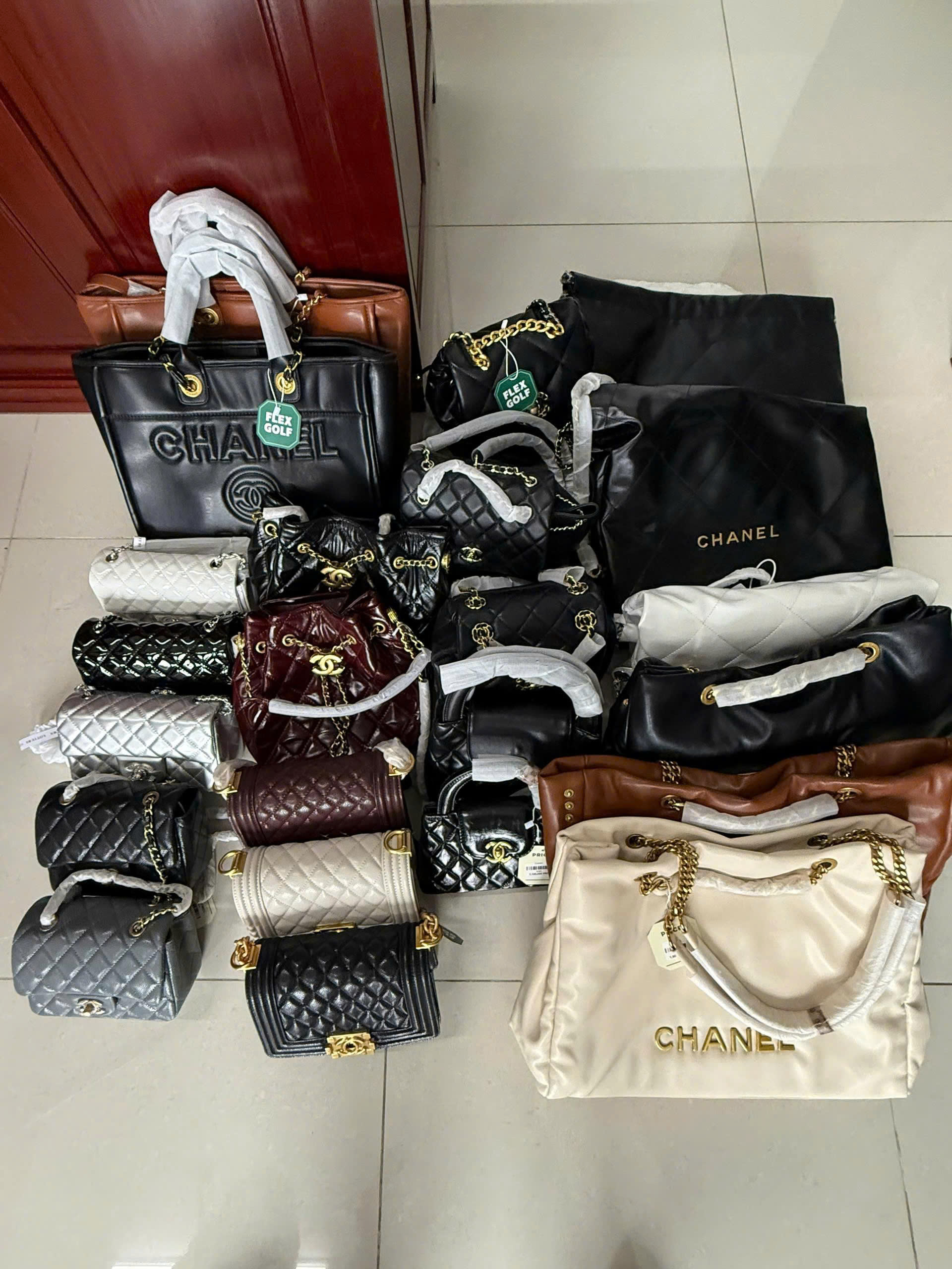 Bất ngờ ập vào kiểm tra một cửa hàng thời trang, phát hiện sự thật bên trong- Ảnh 2.