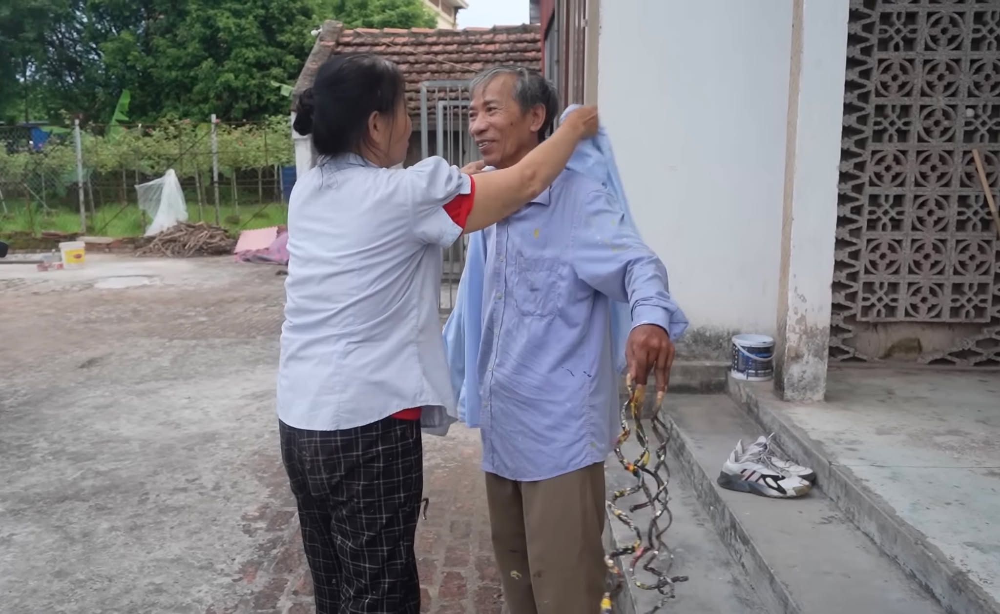 “Dị nhân” Nam Định nuôi móng tay 35 năm không cắt lên tiếng về thông tin muốn bán bộ móng với giá 7 tỷ - Ảnh 6.