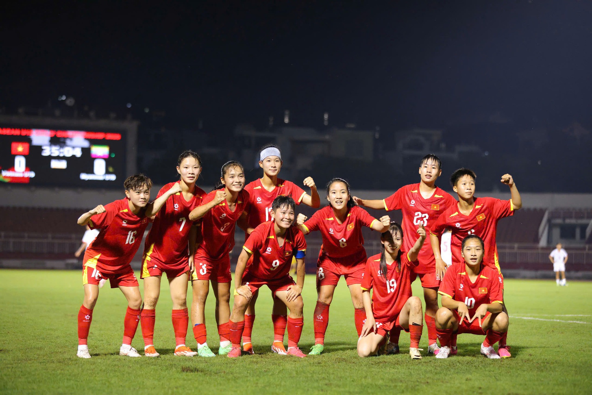 Giải Đông Nam Á: Thắng đậm 8-0, tuyển Việt Nam giành ngôi nhất bảng, gặp Indonesia tại bán kết - Ảnh 1.