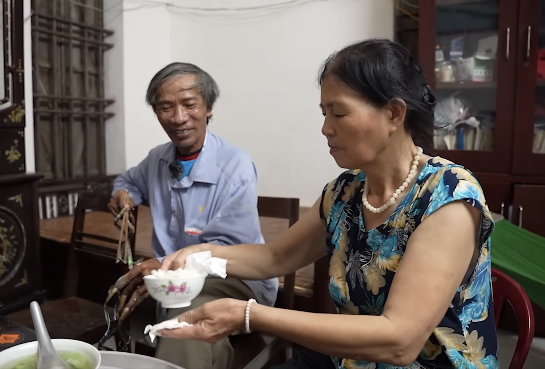 “Dị nhân” Nam Định nuôi móng tay 35 năm không cắt lên tiếng về thông tin muốn bán bộ móng với giá 7 tỷ - Ảnh 2.