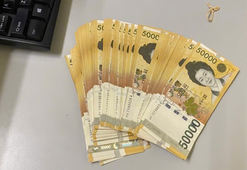 Bọc tiền bị bỏ quên gần 100 triệu đồng tại sân bay Nội Bài gây xôn xao - Ảnh 1.