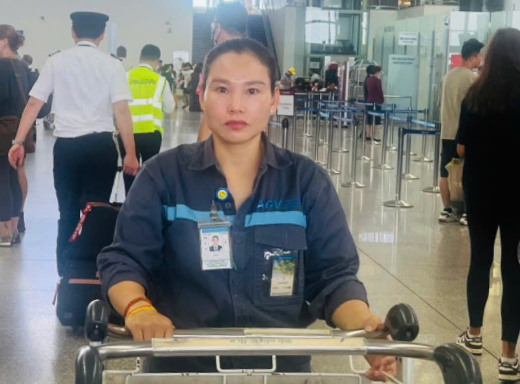 Bọc tiền bị bỏ quên gần 100 triệu đồng tại sân bay Nội Bài gây xôn xao - Ảnh 2.