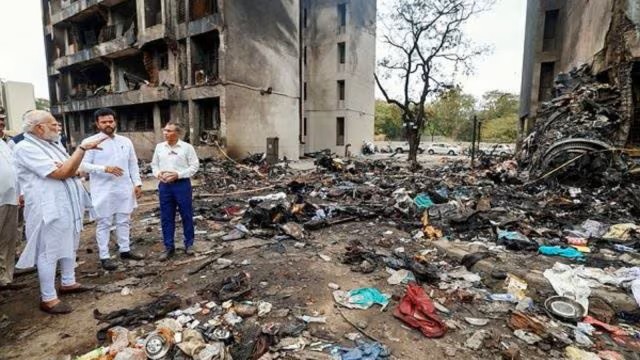 Máy bay Ấn Độ rơi làm chết cậu bé đang ngủ trên vỉa hè- Ảnh 1. Máy bay Ấn Độ rơi làm chết cậu bé đang ngủ trên vỉa hè- Ảnh 1.