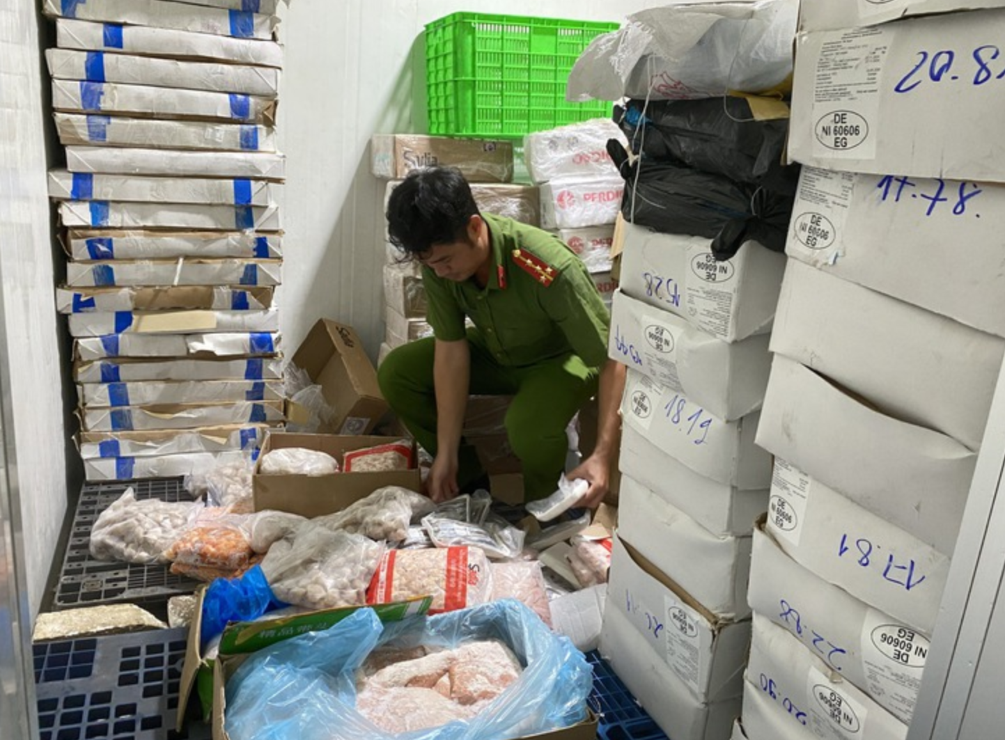 Bên trong kho lạnh ở TP HCM chứa hơn 70 tấn nội tạng, thịt không rõ nguồn gốc- Ảnh 5.
