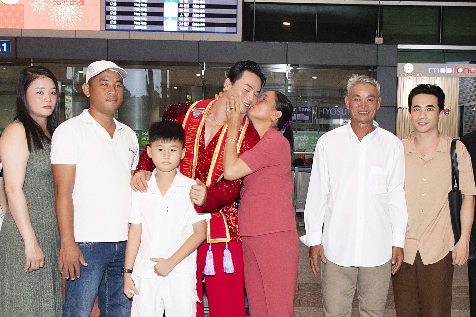 Mẹ á vương Vũ Linh bật khóc tại sân bay- Ảnh 5. Mẹ á vương Vũ Linh bật khóc tại sân bay- Ảnh 5.