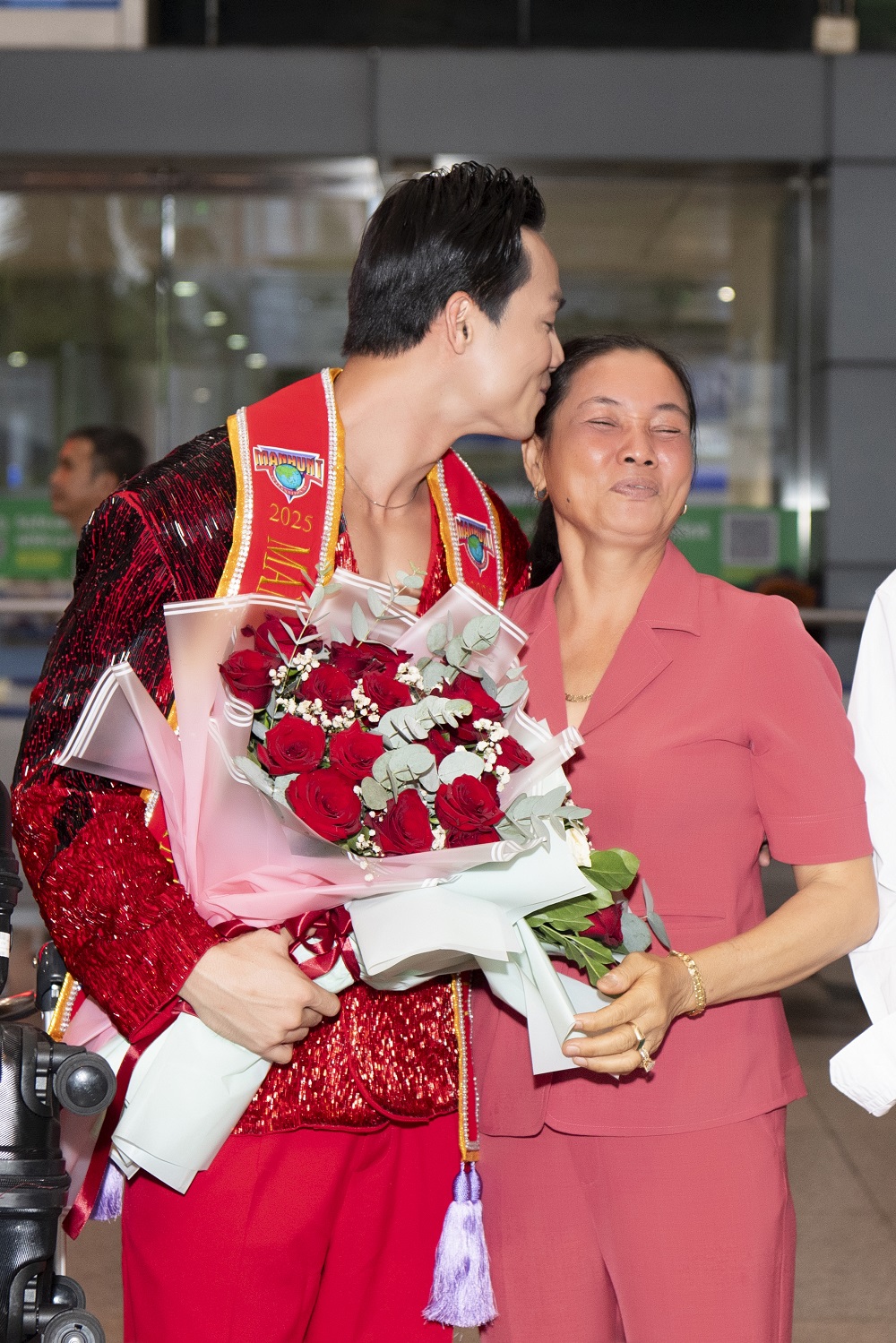 Mẹ á vương Vũ Linh bật khóc tại sân bay- Ảnh 4. Mẹ á vương Vũ Linh bật khóc tại sân bay- Ảnh 4.