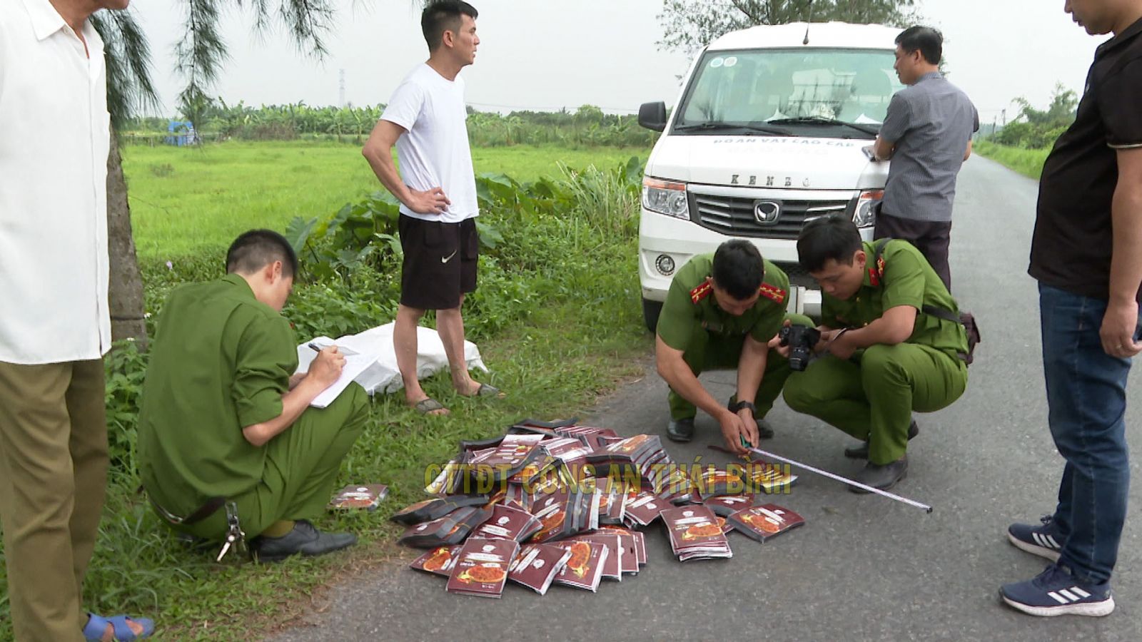 C&ocirc;ng an thu giữ 3 tấn h&agrave;ng giả l&agrave; kh&ocirc; g&agrave;, kh&ocirc; b&ograve;, heo ch&aacute;y tỏi- Ảnh 3.