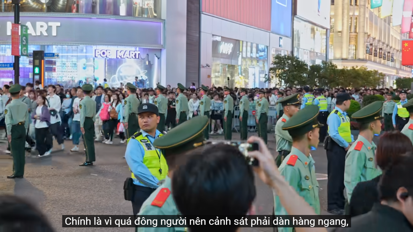 Khách Việt ngạc nhiên thấy cảnh tượng trên phố khi du lịch Trung Quốc: "Tôi tưởng chỉ có trên phim" - Ảnh 3.