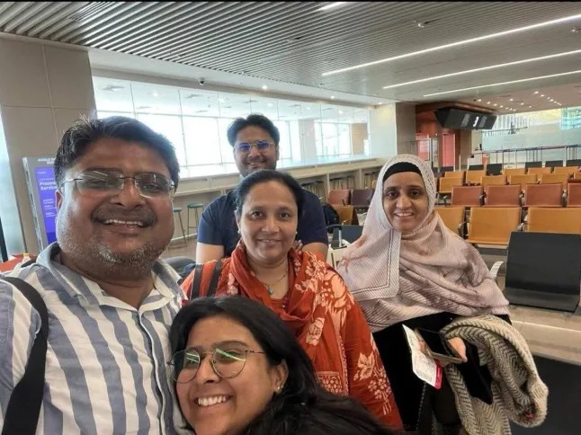 Máy bay Ấn Độ rơi làm chết cậu bé đang ngủ trên vỉa hè- Ảnh 2. Máy bay Ấn Độ rơi làm chết cậu bé đang ngủ trên vỉa hè- Ảnh 2.