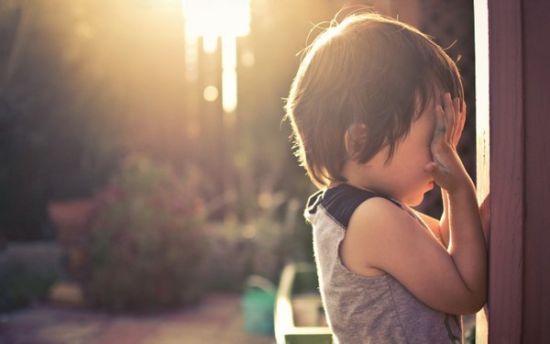 Gửi con 3 tuổi đi học h&egrave; cho tiện đi l&agrave;m, mẹ sốc nặng khi về nh&agrave; con cứ &ocirc;m chặt quần, n&oacute;i kh&ocirc;ng đi vệ sinh được- Ảnh 2.