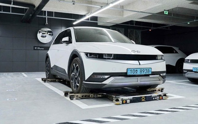 Hyundai Ra Mắt Robot Đỗ Xe Thông Minh: Lướt Dưới Gầm, Nâng Xe Và Đỗ Chính Xác Đến Từng Centimet Hyundai Ra Mắt Robot Đỗ Xe Thông Minh: Lướt Dưới Gầm, Nâng Xe Và Đỗ Chính Xác Đến Từng Centimet