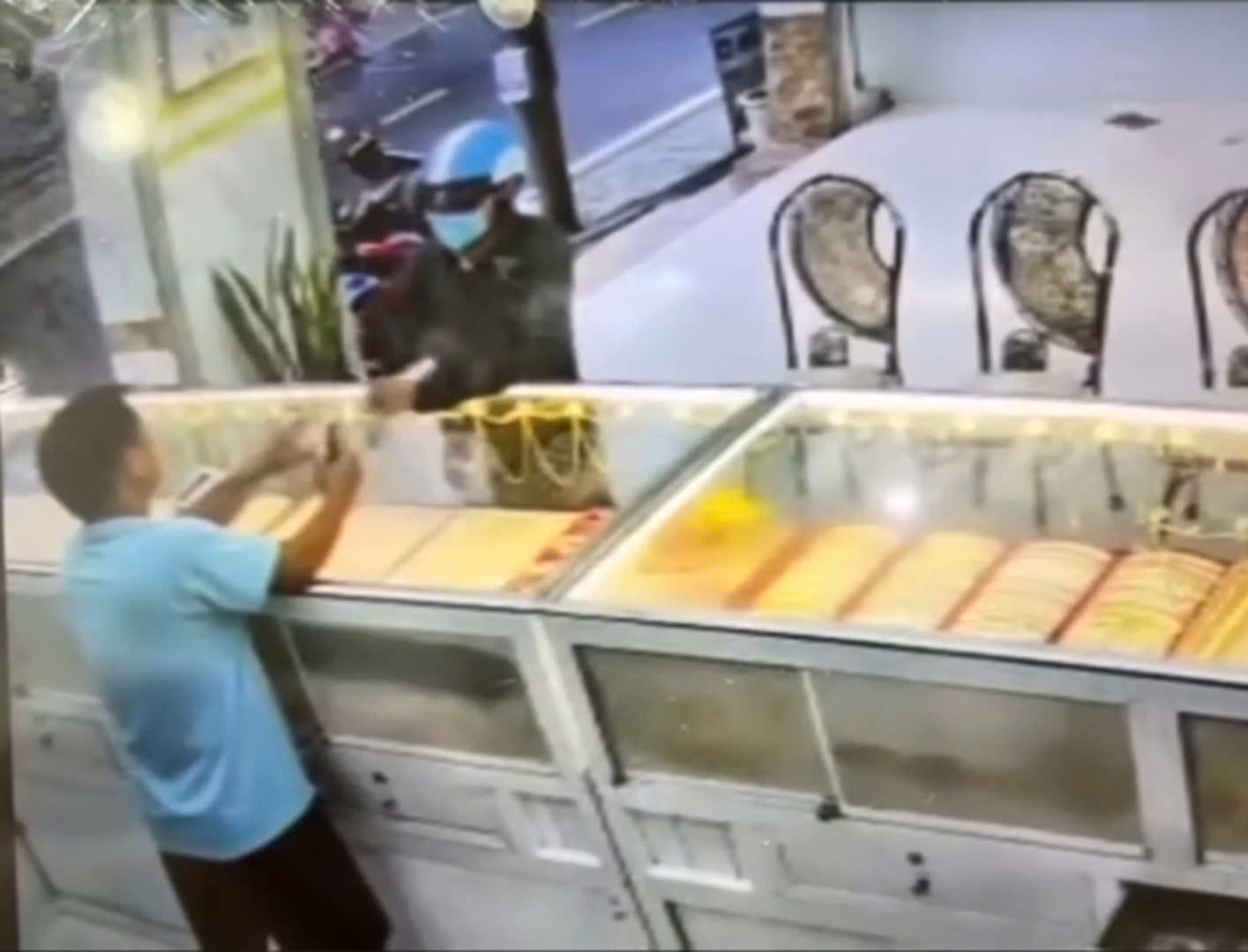 Người d&acirc;n H&agrave; Nội tố bị nh&oacute;m lạ đập ph&aacute; nh&agrave; cửa v&agrave; h&agrave;nh hung g&acirc;y hoang mang - Ảnh 1.