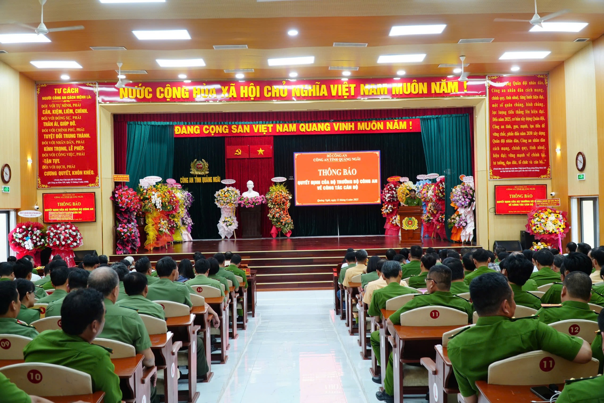 Giám đốc Công an tỉnh Quảng Ngãi 47 tuổi: Đại tá Hồ Song Ân nhận nhiệm vụ mới - Ảnh 1.
