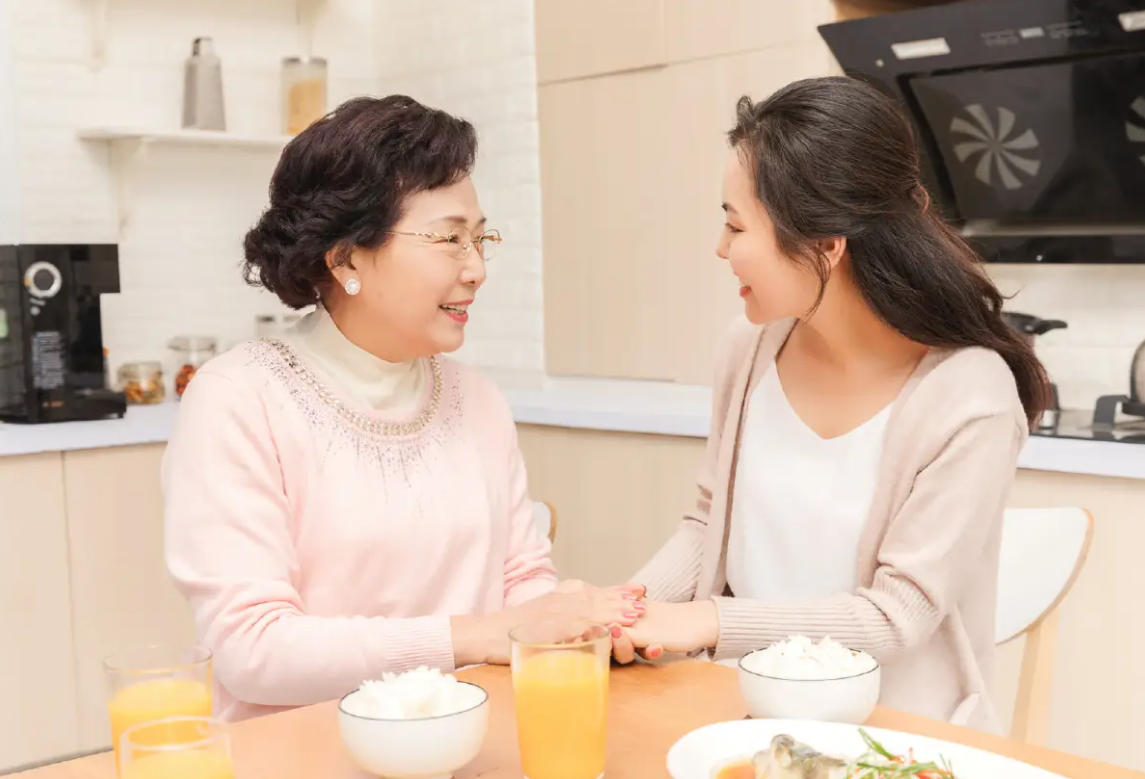 Về nhà bạn trai chơi, tôi rất quý bác gái và nghĩ mình làm dâu sẽ thoải mái, nhưng khi biết danh phận thật của bà, tôi lại thấy hoảng loạn- Ảnh 1.