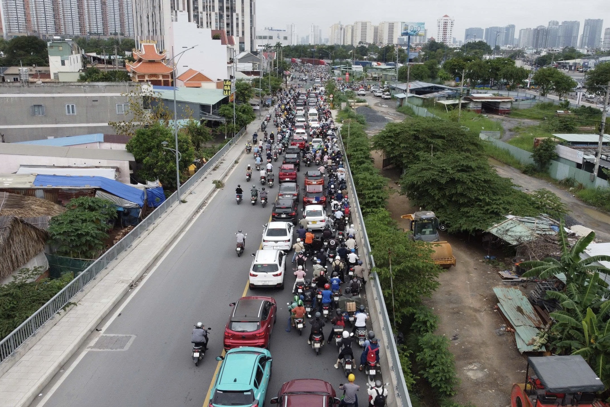 Phạt nặng hơn, vì sao vi phạm giao thông vẫn tràn lan?- Ảnh 1.