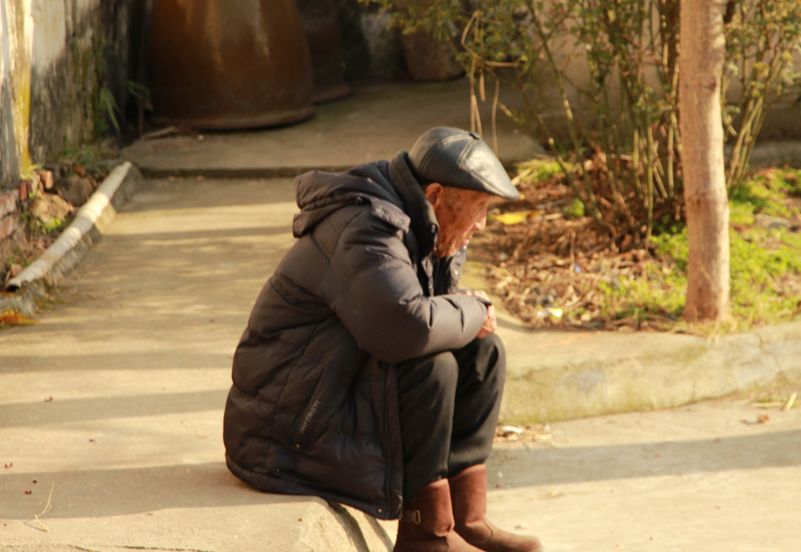 Viết di ch&uacute;c để lại 5 mảnh đất c&ugrave;ng 13 c&acirc;y v&agrave;ng cho h&agrave;ng x&oacute;m, người đ&agrave;n &ocirc;ng khiến c&aacute;c con chết lặng- Ảnh 1.