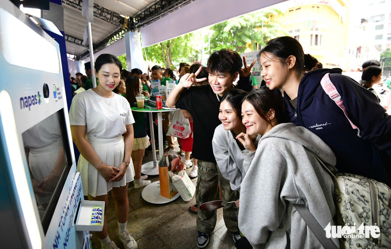 Chen chân 'săn quà' ngày đầu khai hội Không tiền mặt 2025 - Ảnh 1.