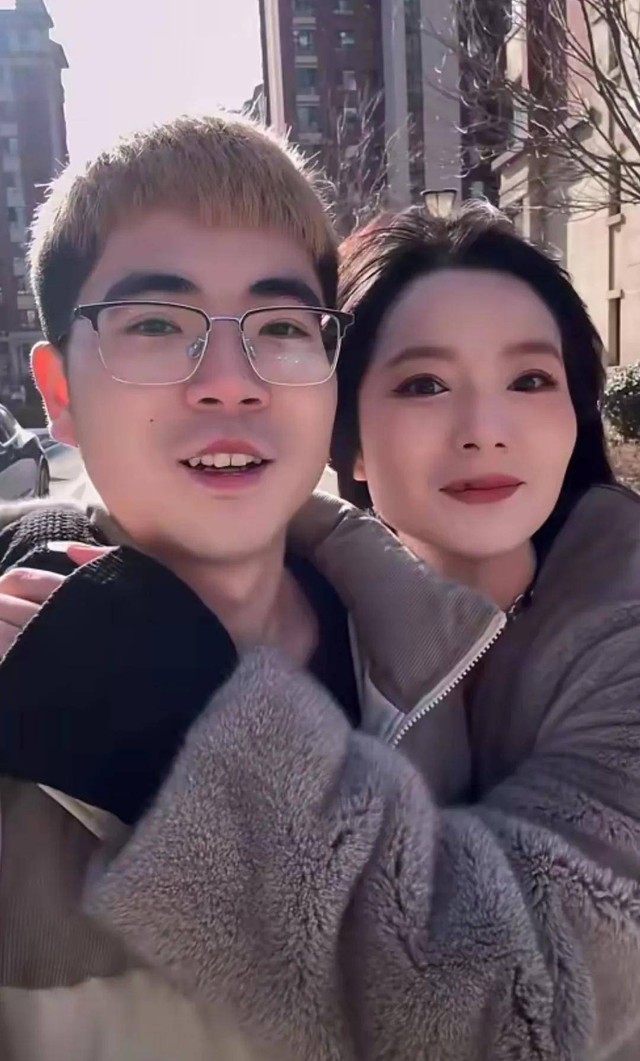 Ch&agrave;ng trai 10X tr&uacute;ng s&eacute;t &aacute;i t&igrave;nh "b&agrave; d&igrave;" hơn m&igrave;nh 15 tuổi, cưới về mới biết sướng như tr&uacute;ng số  - Ảnh 4.